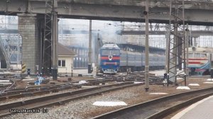 Электропоезд ЭР2-342 сообщением Харьков-Красноград и тепловоз ТЭП70-0167 с поездом Минск-Адлер