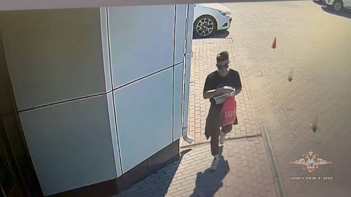 В Брянске полицейские оперативно задержали подозреваемого в краже инкассаторского сейф-пакета