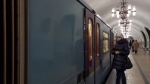 Электропоезд Ока "Баклажан" на станции ВДНХ