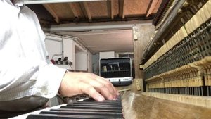 Циммерман, пианино, возраст 105 лет. Оказалось, что вполне прилично звучит.