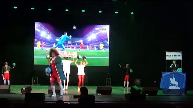 Выступление школьной команды черлидеров "Тайм-аут"