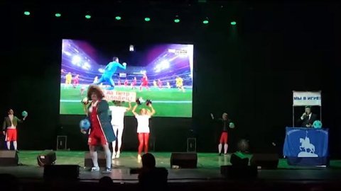 Выступление школьной команды черлидеров "Тайм-аут"