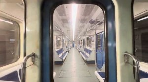 Звук Московского метро, движущийся поезд, вид из окна