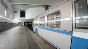 Москва. Метросостав «Русич» без пассажиров на станции «Мякинино». 17 сентября 2022