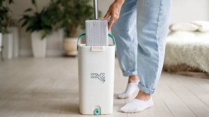 Швабра с отжимом и двухкамерным прямоугольным ведром Жук Fly 11 л