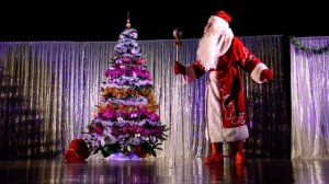 Песенка про Елочку. Снегурочка и Дед Мороз, елка на сцене