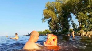 Настя с папой на пляже