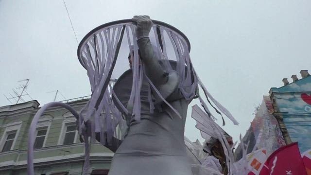 Перед началом общего театрального шествия. День города Москвы, Неглинная, 05.09.2015 смотреть онлайн