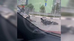 НА ТЕПЛИЧНОЙ КРОССОВЕР СБИЛ МОТОЦИКЛИСТА