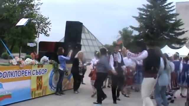 Каварна 2016 Хоро Ансамбъл "Фолклорни Искрици" при неделното училище Васил Левски, град Бердянск смотреть онлайн