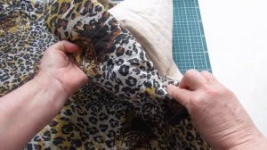 Создаю меховой коврик из старых простыней.