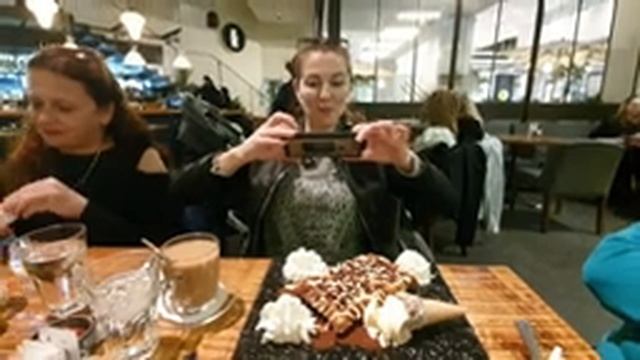 Израиль. С Подругами в кафе