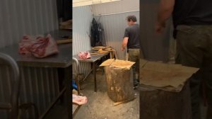 Разрубка туши, говядина.Halal.Правильная рубка топором.