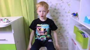 Амелька и Даня играют в доктора и зубного врача. Много конфет вредно для зубов.