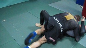 2016 год. Партер. Уход из контроля поперёк с захватом ноги и воздействием на колено соперника.