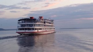 Теплоход "Георгий Жуков" отходит от Козьмодемьянска