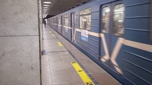Метро поезд 81-540.2 Н / 541. 2 Н "Пришелец" на станции Речной вокзал