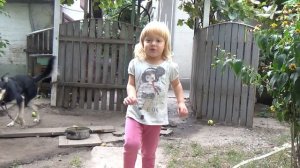 Маленькая девочка и собачка Буба