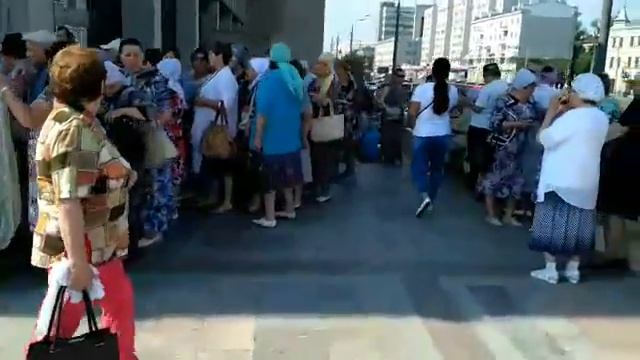Видео: перед театром Камала образовалась многотысячная очередь