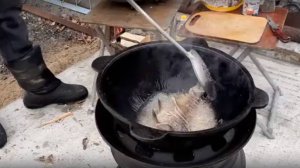 Купили казан и решили пожарить карасей . #казан #карась