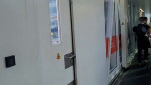 Самолет авиакомпании «Gulf Air» и аэропорт Бахрейна. Gulf Air plane and Bahrain airport.