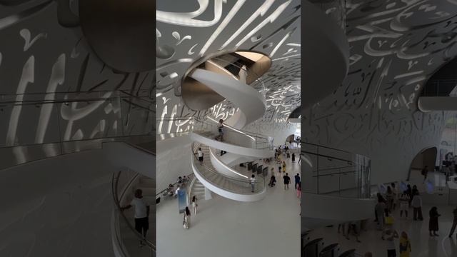 Музей будущего в Дубае. Внутренний Зал. Dubai museum of future inside.