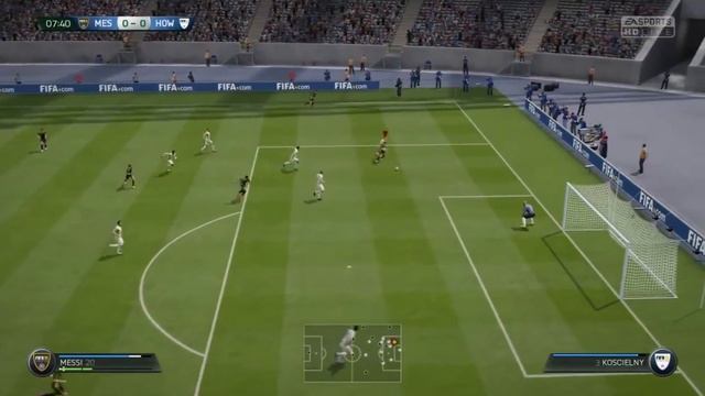 напряженный момент в спортивном симуляторе FIFA на большом экране