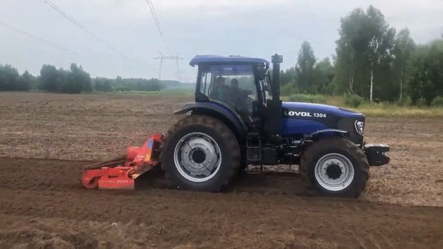 Тест тяжелого трактора LOVOL TD1304 с вертикальной фрезой! смотреть онлайн