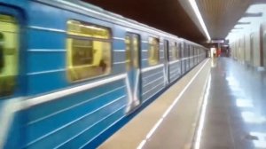 В 00:00 метро поезд номерной