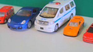 Детские машинки на автостоянке. Интересное видео про машинки