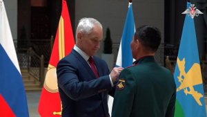 Минобороны показало кадры вручения "Золотых Звезд" Героев России участникам СВО