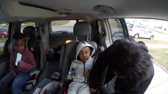 Mifold | Booster Seat Review | Car Seat Safety | Grab and Go Booster | Tips | Traveling with kids смотреть онлайн