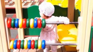 Маша и Настя на прогулке на детской площадке. Часть 2.