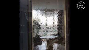 Водопад по зеркалу в гостиной