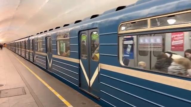 Метропоезд Ем-501/Ема-502 (81-704/705) №125 отправляется с ст.м.Технологический институт смотреть онлайн