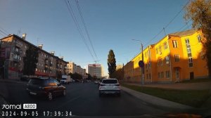 Велосипедист херачит по центру проспекта Ленина