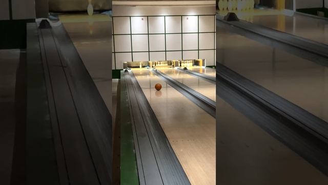 ПРИКОЛЬНОЕ ВИДЕО Богдан выбивает страйк  #страйк #юмор #приколы #bowling #strike #shorts #реакция