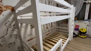 Деревянная двухъярусная кровать с плоскими ступенями из массива сосны