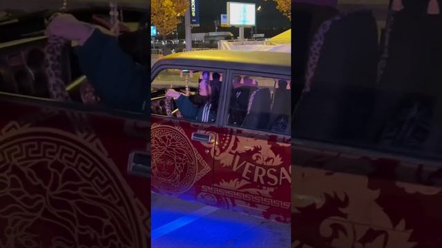 Пока хейтеры кукарекают в комментах, девчонки липнут к настоящему произведению искусства! смотреть онлайн