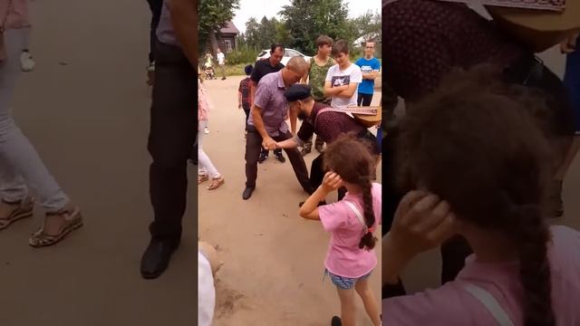 Тяни-толкай в "Святочева гора" смотреть онлайн