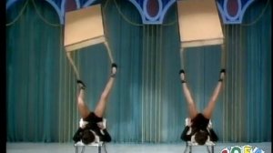 Невероятное жонглирование столов ногами!