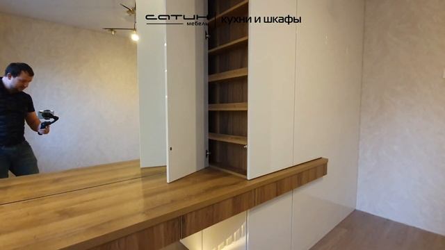 Шкаф с рейками и красивым зеркалом от компании Сатин Мебель смотреть онлайн