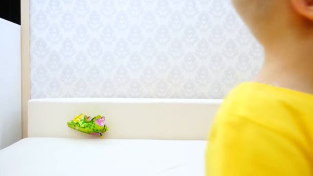 Никита и мама играют в музее иллюзий