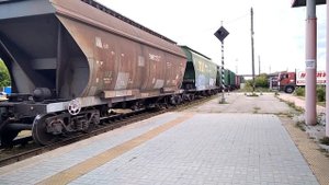 Тепловоз 2ТЭ10М-2179 С Грузовым Поездом Переезжает Через Переезд На Станции Металлист