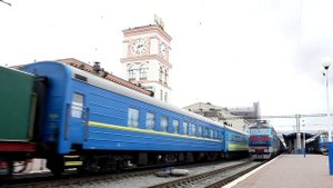 Паровоз Эр-787-46 с ретро-поездом на ст. Киев-Пасс.