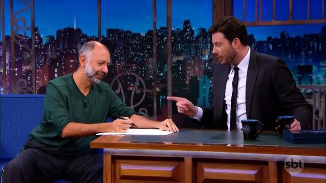 Fernando Gonsales faz desenho em 20 segundos | The Noite (26/05/17) смотреть онлайн
