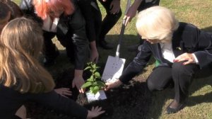 Ināra Mūrniece un Saeimas deputāti piedalās Saeimas simtgadei veltītā ceriņa stādīšanas ceremonijā