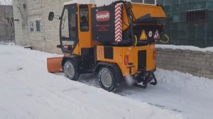 Коммунально уборочная машина  с отвалом для уборки снега Sweeper ММК 1500 - КИИТ