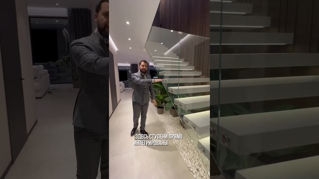 ПАРЯЩАЯ ЛЕСТНИЦА В ДОМЕ В АГАЛАРОВ ЭСТЕЙТ #элитнаянедвижимость #новорижскоешоссе #новаярига