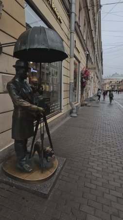 Памятник петербургскому фотографу на Малой Садовой улице